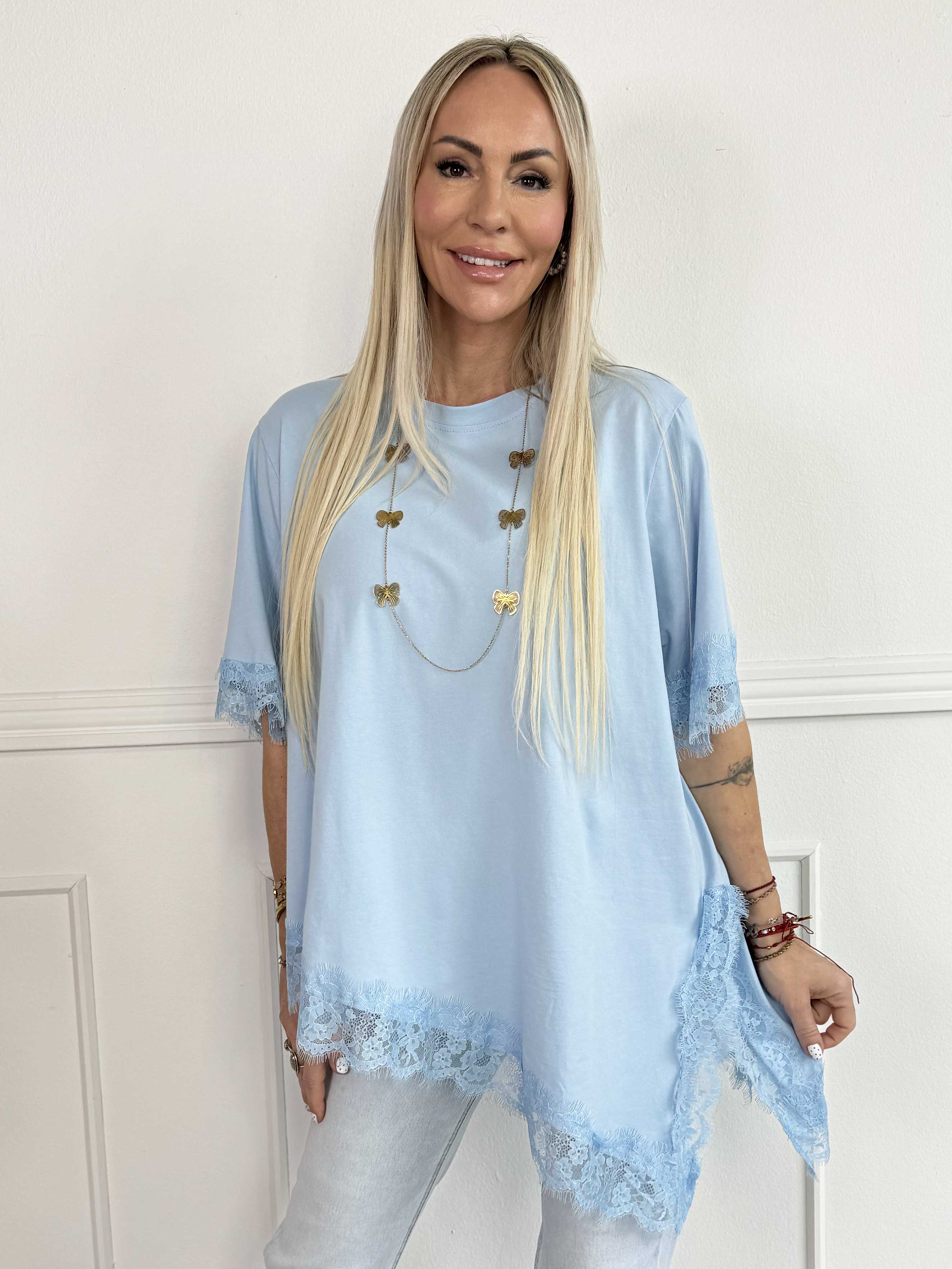 Nitza - T-shirt i blød bomuld med skråtskåret bund og elegante blondekanter